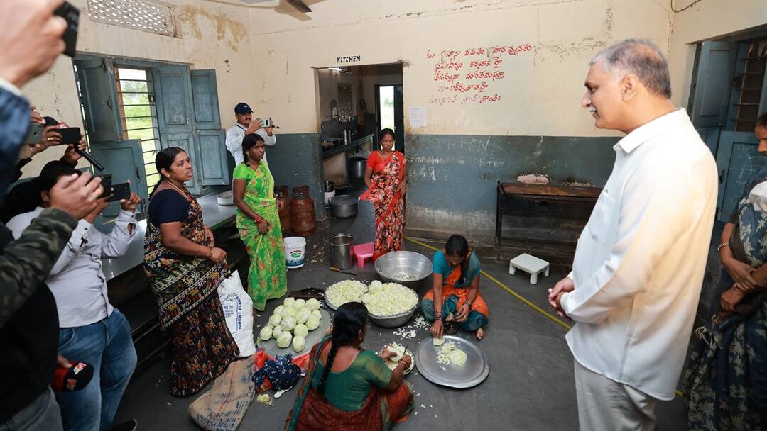 Nalgonda news former ministers harish rao Jagadish reddy visits BC gurukula students Nalgonda News: ఎలుకలు కరిచి 14 మంది విద్యార్థులకు గాయాలు: పరామర్శించిన మాజీ మంత్రులు