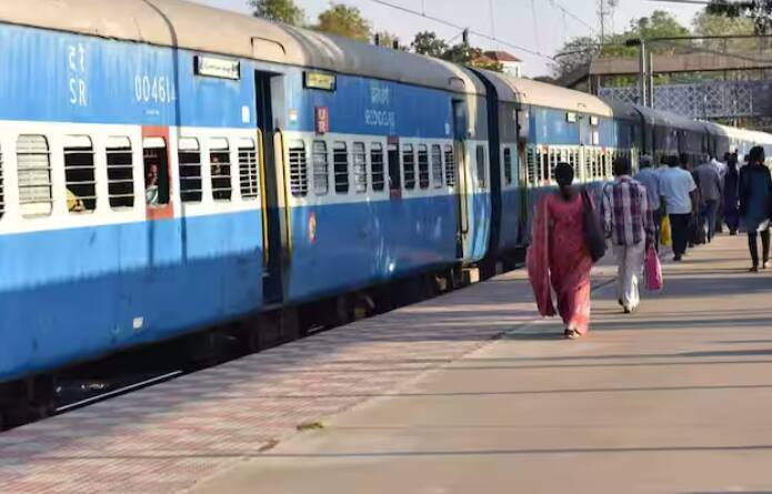 ਭਾਰਤੀ ਰੇਲਵੇ ਦੁਨੀਆ ਦੀ ਚੌਥੀ ਸਭ ਤੋਂ ਵੱਡੀ ਰੇਲਵੇ ਪ੍ਰਣਾਲੀ ਹੈ। ਭਾਰਤੀ ਰੇਲਵੇ ਦੁਆਰਾ ਹਰ ਰੋਜ਼ ਕਰੋੜਾਂ ਲੋਕ ਸਫਰ ਕਰਦੇ ਹਨ। ਭਾਰਤੀ ਰੇਲਵੇ ਯਾਤਰੀਆਂ ਲਈ ਹਰ ਰੋਜ਼ ਹਜ਼ਾਰਾਂ ਟਰੇਨਾਂ ਚਲਾਉਂਦੀ ਹੈ। ਅਕਸਰ ਜਦੋਂ ਲੋਕਾਂ ਨੂੰ ਦੂਰ-ਦੁਰਾਡੇ ਜਾਣਾ ਪੈਂਦਾ ਹੈ। ਫਿਰ ਲੋਕ ਰੇਲ ਰਾਹੀਂ ਜਾਣਾ ਪਸੰਦ ਕਰਦੇ ਹਨ।