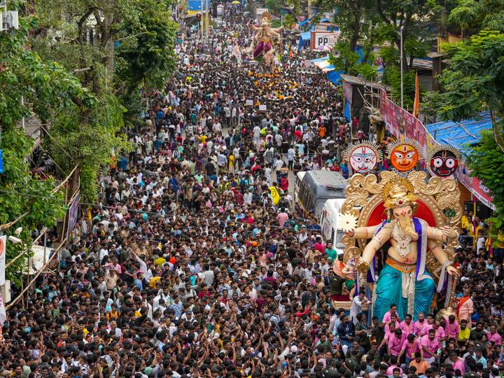 ढोल-ताशांच्या गजरात लाडक्या बाप्पाचा आगमन सोहळा पार पडला.