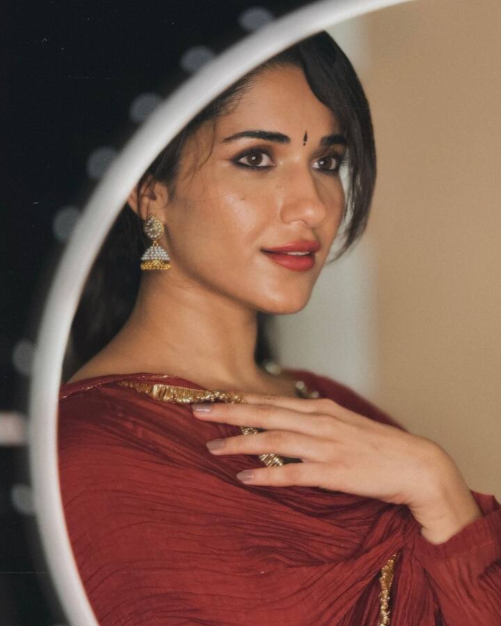 ఈ ఫోటోలను ఇన్​స్టాలో షేర్ చేస్తూ.. Kanmani 🌹 అంటూ క్యాప్షన్ ఇచ్చింది. ఈ ఫోటోలకు Gorgeous pic dear sweetheart 🥰🥰🥰🥰🥰🥰 అంటూ ఓ అభిమాని స్వీట్ కామెంట్ ఇచ్చాడు.(Images Source : Instagram/Ruhani Sharma)
