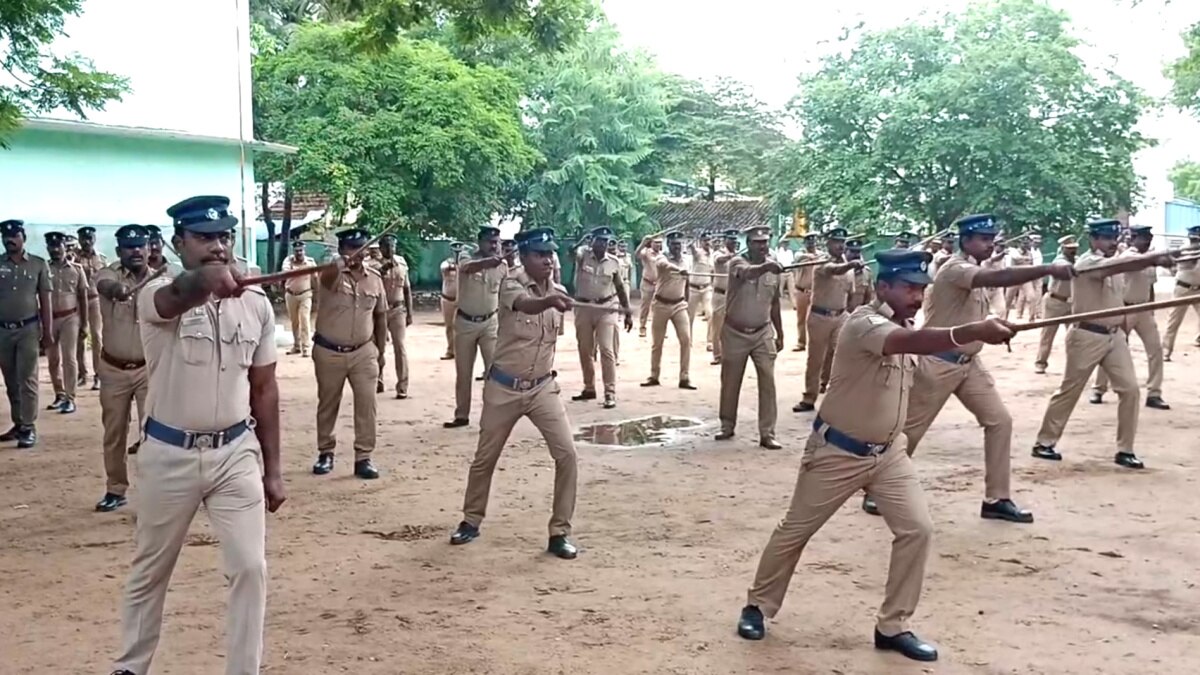 பார்க்கவே படுபயங்கரமா இருக்கு : மயிலாடுதுறையில் நடைபெற்ற லத்தி ட்ரில் கவாத் பயிற்சி...!