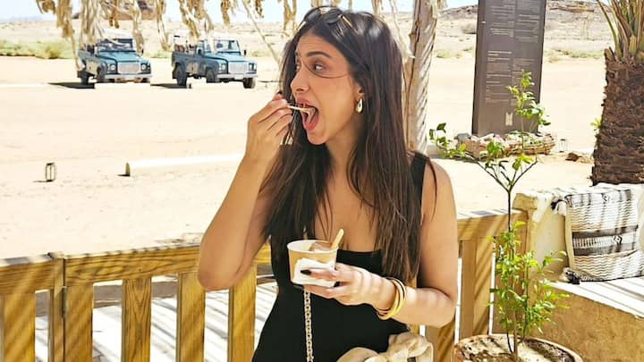 এরপরে সোশ্যাল মিডিয়ায় ছবি পোস্ট করা বন্ধ করেছিলেন রুক্মিণীও। তবে ফের তাঁরা একগুচ্ছ ছবি শেয়ার করে নিয়েছেন।