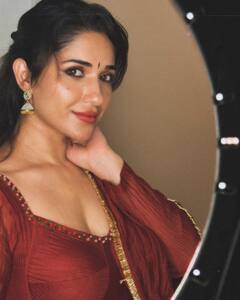 Ruhani Sharma : విరాట్ కోహ్లీ మరదలికి అందమెక్కువే.. అద్దంలో చూసుకుంటూ ట్రెడీషనల్​ లుక్​లో ఫోజులిచ్చిన రుహానీ శర్మ