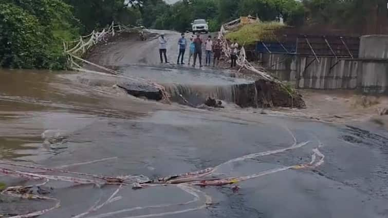 Beed Rain Heavy rains in Beed, alternative bridge over Papanashini river washed away traffic jammed Marathi News बीडमध्ये मुसळधार पाऊस, पापनाशिणी नदीवरील पर्यायी पूल वाहून गेला, वाहतूक ठप्प