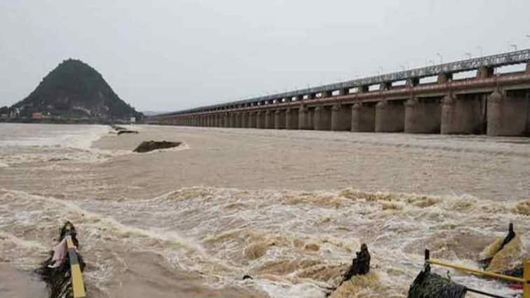 Second warning issued at Prakasam barrage due to heavyrains in AP Prakasam Barrage: ప్రకాశం బ్యారేజీ వద్ద రెండో ప్రమాద హెచ్చరిక జారీ, ఆందోళనలో లంక గ్రామాల ప్రజలు