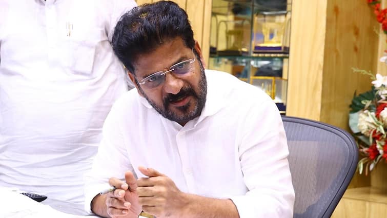 Revanth Reddy conducts emergency review meeting over heavy rains in Telangana Revanth Reddy: వర్షాలపై సీఎం రేవంత్ అత్యవసర సమీక్ష, 24 గంటలు అందుబాటులో ఉండాలని ఆదేశాలు