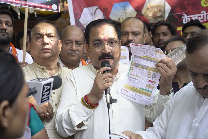 दिल्ली बीजेपी अध्यक्ष वीरेंद्र सचदेवा ने पूर्वी दिल्ली की चित्रा विहार झुग्गी बस्ती में आयोजित झुग्गी बस्ती जन आक्रोश प्रदर्शन का नेतृत्व किया. जिसमें, स्थानीय बीजेपी विधायक ओमप्रकाश शर्मा, जिला प्रभारी डॉक्टर अनिल गुप्ता और सह प्रभारी किशन शर्मा, पार्षद रमेश गर्ग, जिला महामंत्री दीपक गाबा और मंडल अध्यक्ष वैभव मेहरा आदि मौजूद रहे. इस मौके पर वीरेंद्र सचदेवा ने कहा कि, दिल्ली के झुग्गी एवं सेवा बस्ती के नागरिक वास्तव में दिल्ली के विकास की नींव हैं. बड़े-बड़े शिक्षित लोगों के जीवन के सपोर्ट बेस हैं. लेकिन यह काफी खेदपूर्ण है की दिल्ली की सरकार के द्वारा बड़े-बड़े सपने दिखाने के बावजूद वे नारकीय जीवन जीने को मजबूर हैं.