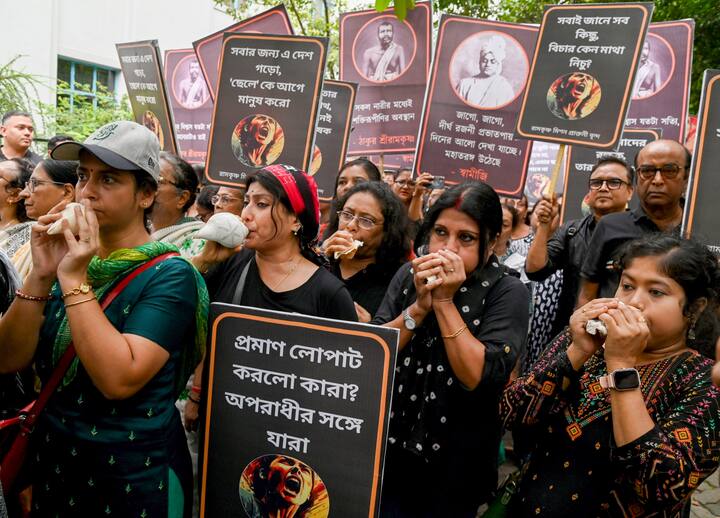 एक अन्य रैली में, सेंट जॉन्स डायोसेसन गर्ल्स हायर सेकेंडरी स्कूल की वर्तमान छात्राओं और अभिभावकों के साथ लगभग 300 पूर्व छात्राएं मिंटो पार्क से स्कूल परिसर तक गए और फिर ए जे सी बोस रोड पर एक्साइड क्रॉसिंग के पास मानव श्रृंखला बनाई.