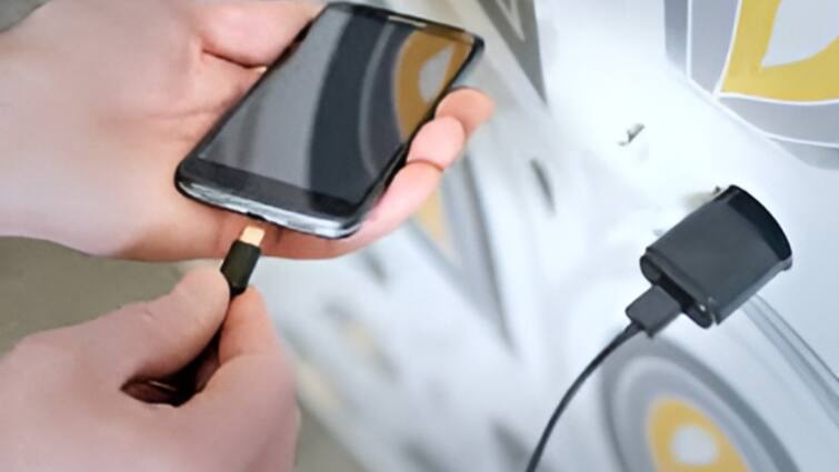 Smartphone charger is real or fake know how to check it follow these steps Smartphone का चार्जर असली है या नकली! यह है पता लगाने का आसान तरीका