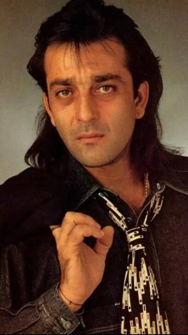 एक्टर ने आगे कहा कि, ‘ फिर मैं घर तो पहुंच गया और गिफ्ट में मिली चार बोतलों को लेकर अपने कमरे में जाकर सो गया. अगले दिन सुबह मुझे पिता सुनील दत्त का सामना करना पड़ा.’
