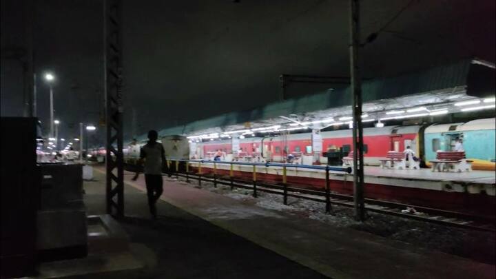 रेलवे ने ट्रेन में यात्रा करने के लिए लोगों के लिए कुछ नियम बनाए होते हैं. रात 10 बजे के बाद यात्रा करने को लेकर भी हैं.