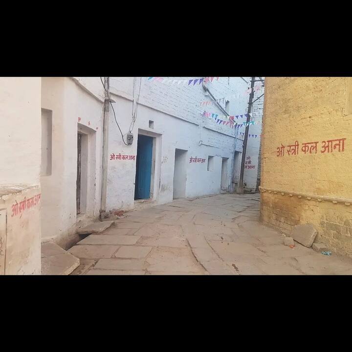 The filmmaker said many school memories—like Vicky, Jana, Rudra bookstore, Shankar Shastri, and the tailor-shop—were included in the film. Raj and DK completed the script in three weeks.