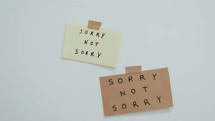 आज के वक्त सॉरी बोलना हमारी आदत बन चुकी है. कई बार जरूरत नहीं होने पर भी हम लोग सॉरी बोल देते हैं. मनोवैज्ञानिक तौर पर जब कोई बिना कुछ गलत किए सॉरी बोलता है, तो वह आसानी से दूसरों का भरोसा और विश्वास हासिल कर लेता है. लेकिन सॉरी बोलना आपकी मानसिक कमजोरी की निशानी भी मान ली जाती है.