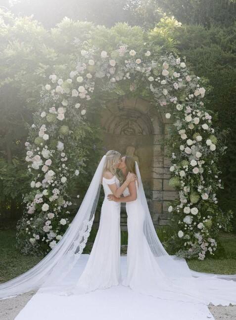 ਕਰੀਬ 7 ਸਾਲ ਪਹਿਲਾਂ 2017 'ਚ ਡੈਨੀਅਲ ਵੇਟ ਅਚਾਨਕ ਲਾਈਮਲਾਈਟ 'ਚ ਆ ਗਈ ਸੀ। ਜਦੋਂ ਭਾਰਤ ਦੇ ਸਟਾਰ ਬੱਲੇਬਾਜ਼ ਵਿਰਾਟ ਕੋਹਲੀ ਨੂੰ ਅੱਧੀ ਰਾਤ ਨੂੰ ਸੋਸ਼ਲ ਮੀਡੀਆ 'ਤੇ ਵਿਆਹ ਲਈ ਪ੍ਰਸਤਾਵਿਤ ਕੀਤਾ ਗਿਆ ਸੀ। ਡੇਨੀਅਲ ਵੇਟ ਭਾਰਤੀ ਬੱਲੇਬਾਜ਼ ਦੀ ਬਹੁਤ ਵੱਡੀ ਪ੍ਰਸ਼ੰਸਕ ਹੈ।