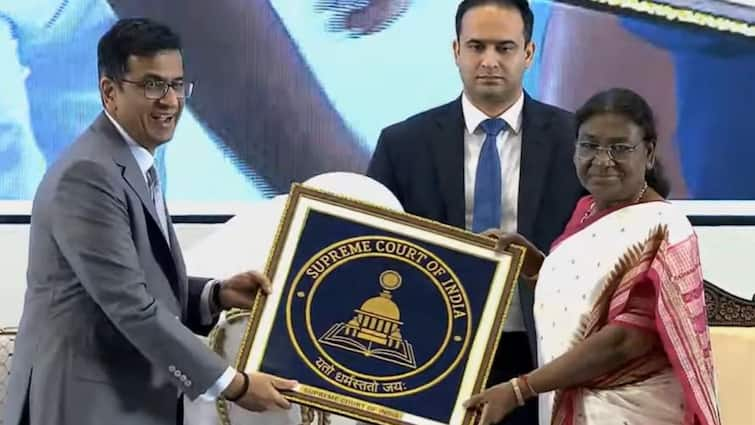 President Droupadi Murmu handed over cji dy Chandrachud new flag and emblem of SC Pending case became big challenge 'अदालतों में लंबित मामले सबसे बड़ी चुनौती', राष्ट्रपति मुर्मू ने CJI चंद्रचूड़ को सौंपा SC का नया ध्वज और प्रतीक चिन्ह