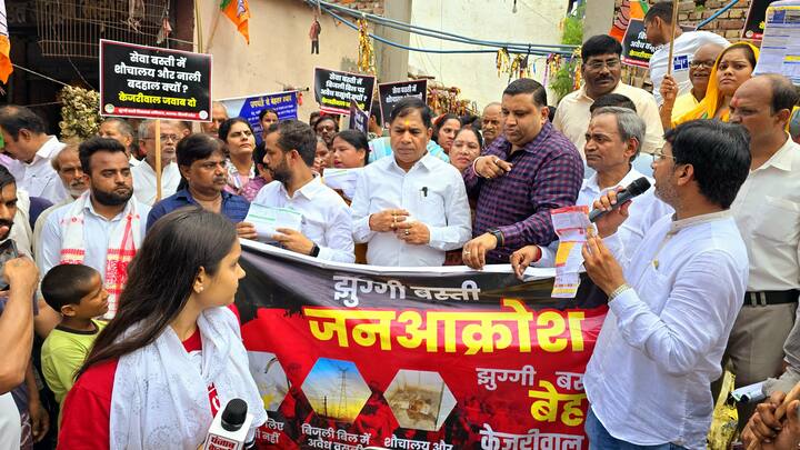 इस क्रम में बीजेपी कार्यकर्ताओं, विशेषकर झुग्गी विस्तारकों ने स्थानीय समस्याओं को समझा और आज झुग्गी झोपड़ी प्रकोष्ठ ने वहां के नागरिकों को उनकी समस्याओं को उठाने के लिए प्रोत्साहित किया. झुग्गी एवं सेवा बस्ती वासियों की समस्याओं को उठाने के लिए झुग्गी बस्ती जन आक्रोश नाम से किये गए इस प्रदर्शन का नेतृत्व दिल्ली बीजेपी अध्यक्ष वीरेंद्र सचदेवा के साथ सांसदों, विधायकों, पार्टी पदाधिकारियों, पार्षदों, एवं नेताओं ने किया.