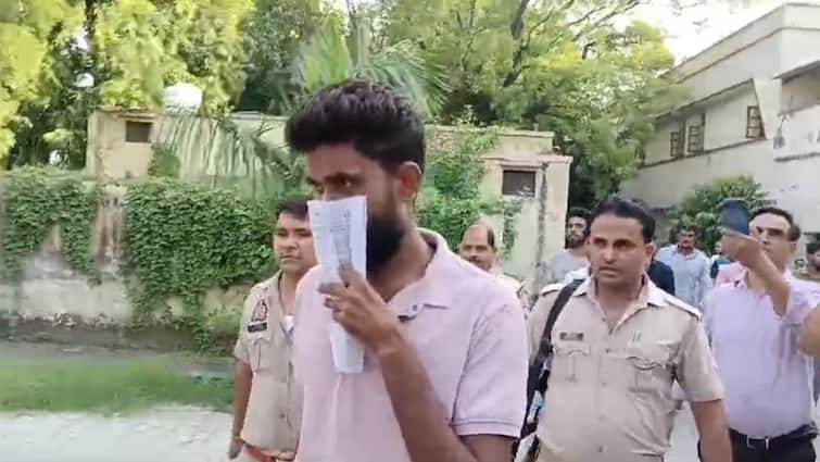 Aligarh UP Police Recruitment Exam Two prisoners appeared reached exam center security personnel ann दो कैदियों ने दी UP सिपाही भर्ती परीक्षा, सुरक्षाकर्मियों के साथ पहुंचे थे परीक्षा केंद्र