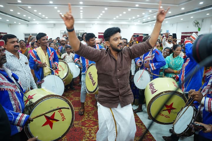 వరలక్ష్మీ వ్రతానికి హాజరైన మహిళలకు వాయనాలు అందించటంతో పాటుగా ప్రసాదాలు పంపిణీ చేసింది స్టార్ మా టీమ్. అయితే... 'సత్యభామ' హీరో వేసిన డ్యాన్స్ అందరినీ ఆకట్టుకుంది. 