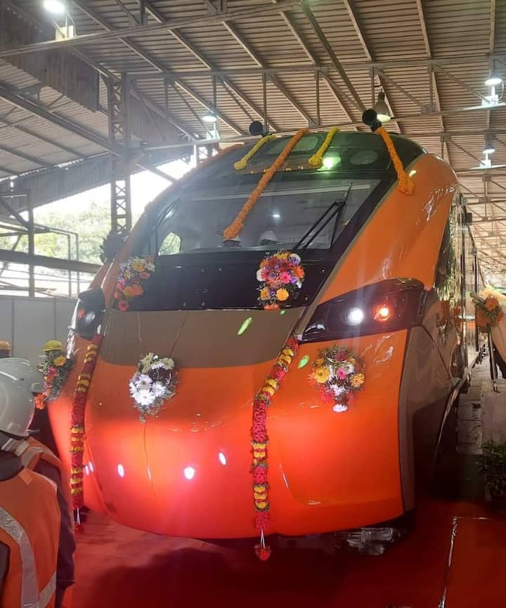दरम्यान, भगव्या रंगात ही पहिली वंदे भारत स्लीपर ट्रेन पाहायला मिळाली असून लक्झरीयस लूक आणि आरामदायी व्यवस्था या ट्रेनमध्ये असल्याचे दिसते.