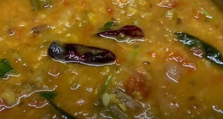 செய்முறை: முதலில் துவரம் பருப்பை தண்ணீரில் அரை மணி நேரம் ஊற வைக்கவும். அதன் பிறகு குக்கரில் வேகவைத்து எடுத்துக்கொள்ளவும்.