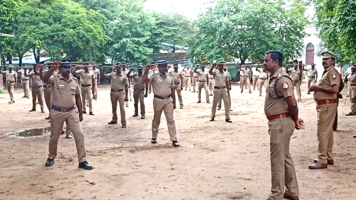 பார்க்கவே படுபயங்கரமா இருக்கு : மயிலாடுதுறையில் நடைபெற்ற லத்தி ட்ரில் கவாத் பயிற்சி...!