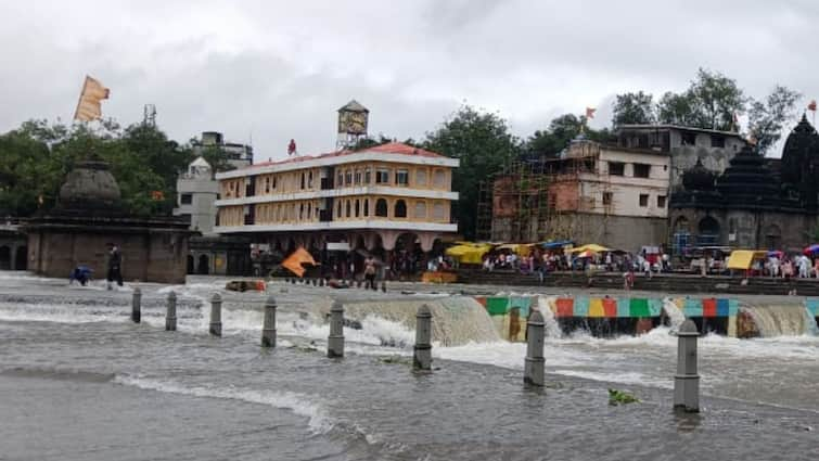 Nashik 14 year old student drowned while going for swim in Ramkund Godavari River Maharashtra Marathi News Nashik : क्लासला जातोय सांगून गेला रामकुंडावर फिरायला, वाहत्या पाण्यात उडी मारली अन्... नको ते घडलं