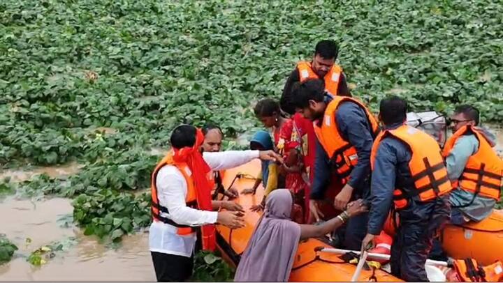 बचाव पथक दिसताच तरंगता संसार उघड्यावर टाकून, लेकरंबाळं उचलून घेत नागरिकांनी गुडघाभर पाण्यातून वाट काढली.