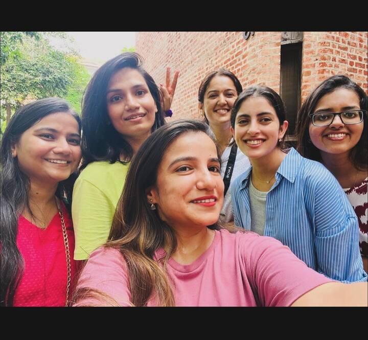 नव्या ने आगे बताया है कि उनका एडमिशन ब्लेंडेड पोस्ट ग्रेजुएट प्रोग्राम (BPGP) में हुआ है ये एमबीएम में आता है और साल 2026 में मेरे पास इसकी डिग्री होगी.