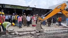 कानपुर में अवैध निर्माण कार्य पर चला बुलडोजर, BJP महापौर और मेट्रो अधिकारियों के बीच हुई बहस