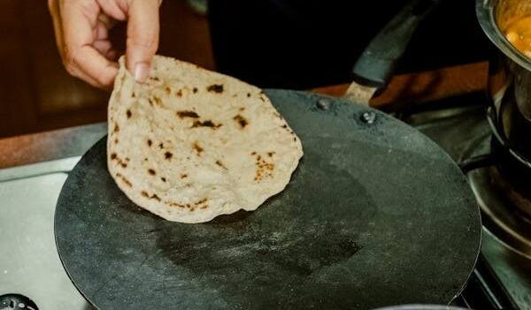 செய்முறை : முதலில் ஒரு மிக்சர் ஜாரில் மீதமான சாதம், உப்பு மற்றும் கோதுமை மாவை சேர்த்து கட்டியான பதத்திற்கு அரைத்து எடுத்துக்கொள்ளவும்.