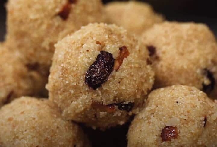 வெள்ளத்தோடு சேர்த்து அரைக்கும் போது மாவு ஈரப்பதமாகதான் இருக்கும். அதன் பின் வேர்க்கடலையை ஒரு பாத்திரத்திற்கு மாற்றி சின்ன சின்ன உருண்டை பிடித்தால் சுவையான வேர்க்கடலை லட்டு தயார்