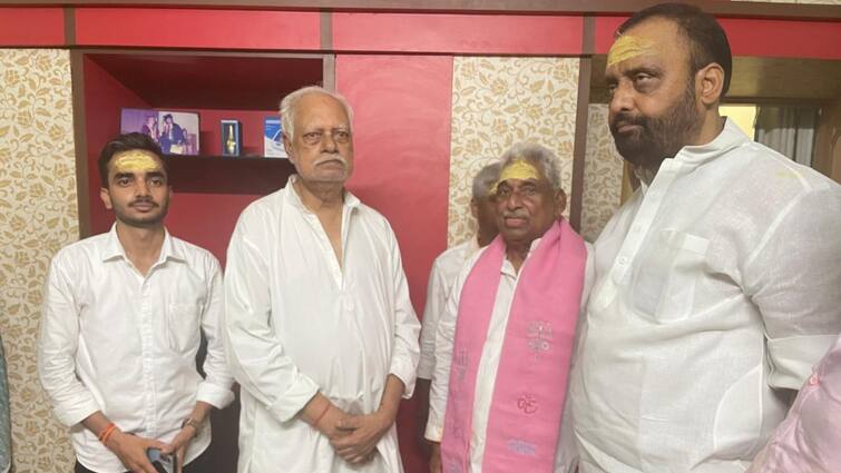 Mata Prasad Pandey meet BJP Former MLA Shyamdev Roy Chaudhari in Varanasi ANN BJP के पूर्व विधायक से मिलने पहुंचे सपा नेता माता प्रसाद पांडेय, यूपी की सियासी हलचल तेज