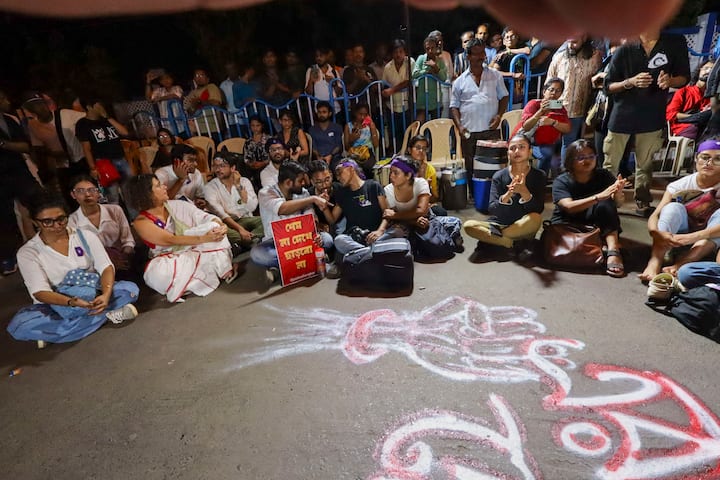 একসঙ্গে 'রাত দখল' করল সাধারণ মানুষ থেকে বিভিন্ন ক্ষেত্রের কৃতীরা।