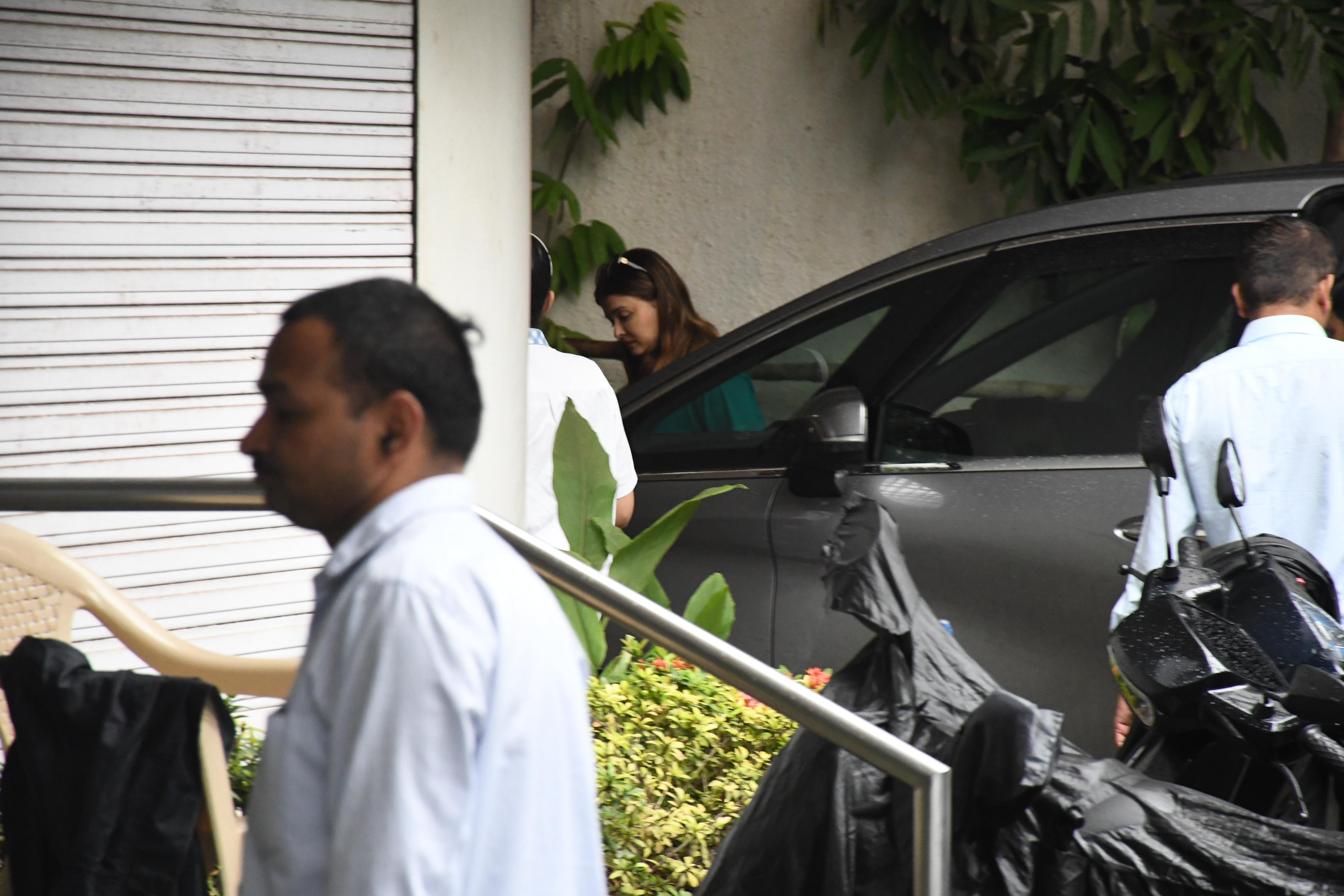 Aishwarya Rai reached her in-laws' house amidst news of divorce from Abhishek Bachchan, daughter Aaradhya was also seen