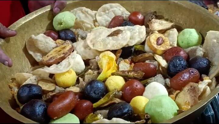 দুপুরে পোলাও, খিচুড়ি, পাঁচ রকম ভাজা, পাঁঠার মাংস, দই, মিষ্টি, পায়েস ভোগ দেওয়া হবে। সন্ধ্যার সময় শীতল ভোগে থাকবে লুচি ,সুজি, মাছ-সহ নানা রকমের ভাজা ও মিষ্টি। রাত ১২টায় হবে নিশি পুজো।