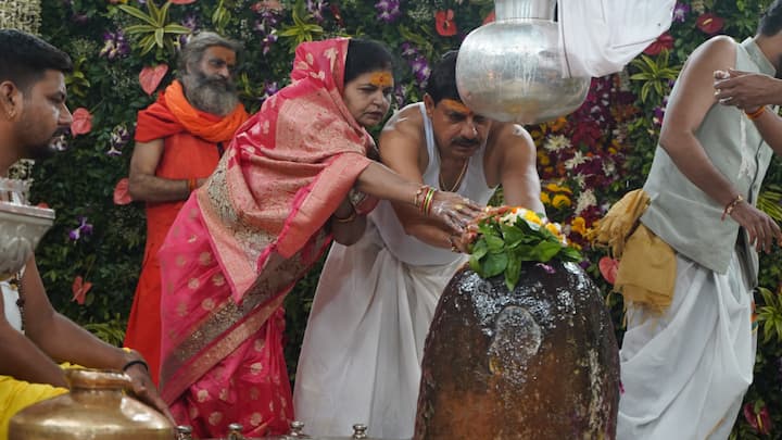 CM Mohan Yadav in Mahakal Temple: मध्य प्रदेश के सीएम मोहन यादव ने महाकालेश्वर मंदिर में पूजा-अर्चना कर प्रदेश में अच्छी बारिश की प्रार्थना की. इस दौरान मुख्यमंत्री को शॉल और श्रीफल भी भेंट किया गया.