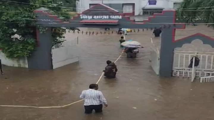 વ્યારાની મિશ્ર શાળામાંથી બાળકોનું રેસ્ક્યૂ કરવામાં આવ્યું હતું. સ્થાનિકોએ શાળામાં ફસાયેલા બાળકોને બચાવ્યા હતા. દોરડાના મદદથી ફસાયેલા બાળકો અને શિક્ષકોનું રેસ્ક્યૂ કરવામાં આવ્યું હતું. શાળા પરિસરમાં પાણી ભરાતા બચાવ કામગીરી શરૂ કરાઇ હતી.