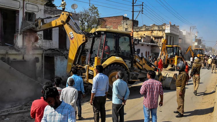 UP CM Yogi Adityanath bulldozer action on houses of criminals history Check Full Detail ann यूपी में सीएम योगी का कब-कब गरजा बुलडोजर? सुप्रीम कोर्ट की सख्त टिप्पणी के बाद जानें पूरी डिटेल