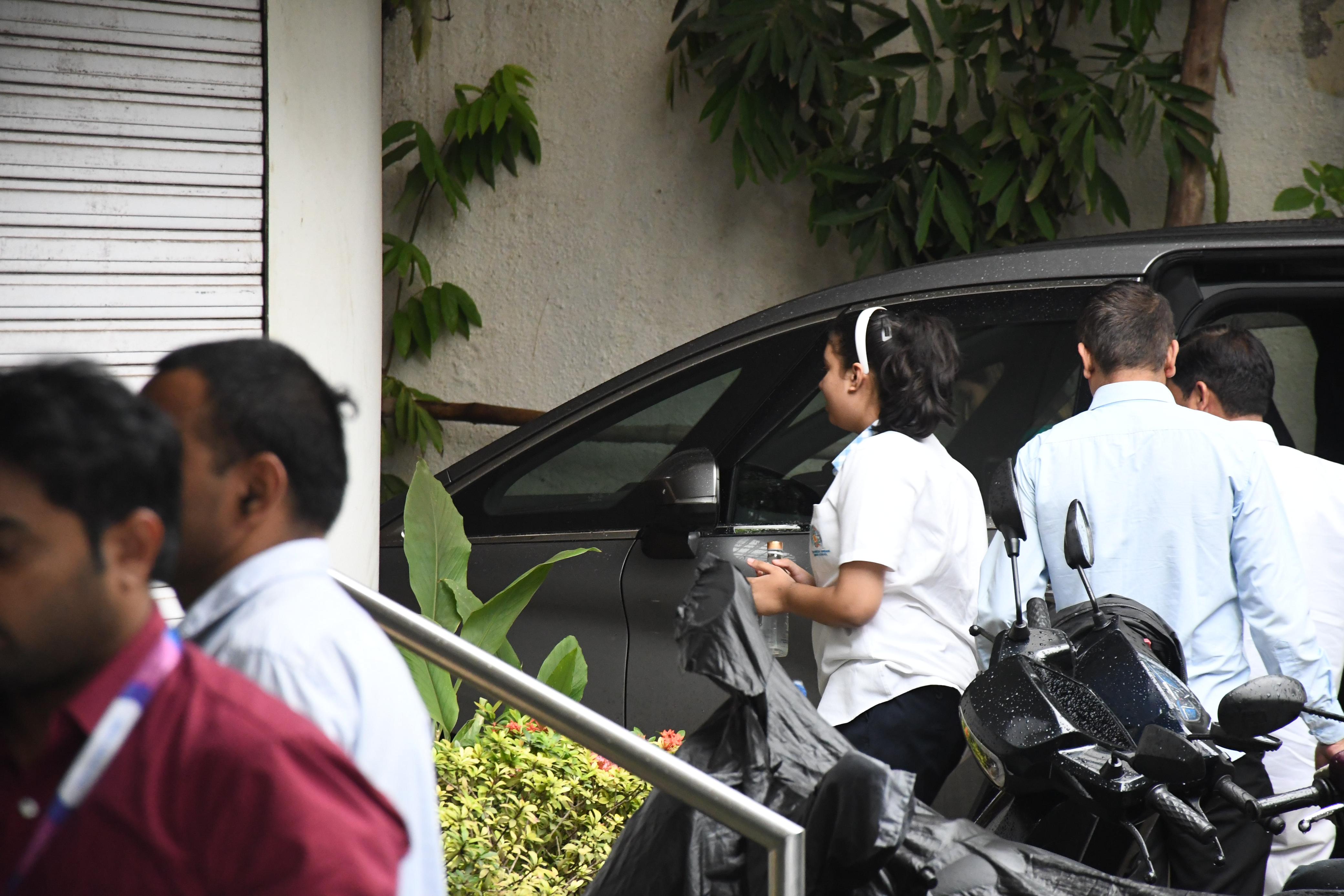 Aishwarya Rai reached her in-laws' house amidst news of divorce from Abhishek Bachchan, daughter Aaradhya was also seen