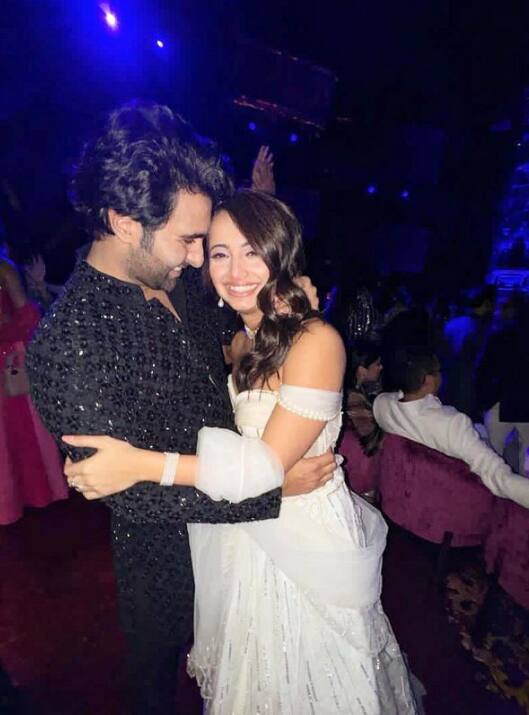 बता दें कि तारा सुतारिया से ब्रेकअप के बाद करीना कपूर और सैफ की पार्टी में आदर जैन आलेखा संग पहुंच थे. तब इनके अफेयर के रूमर्स फैल गए थे. बाद में दिवाली पर आदर ने खुद आलेखा संग अपने रिश्ते को कंफर्म कर दिया था.