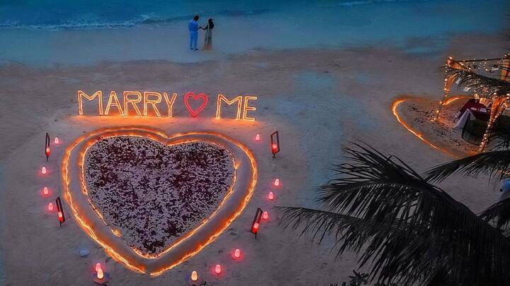 এর পাশেই দেখা গেল, আলো দিয়ে সাজিয়ে লেখা 'Marry Me'। অর্থাৎ 'আমাকে বিয়ে করো!' চোখ ধাঁধানো সেসব ছবি।