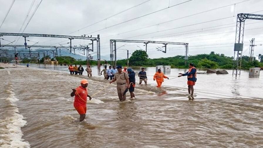 Flood: તેલંગણા- આંધ્રપ્રદેશમાં વરસાદના કારણે હાહાકાર, 20 લોકોનાં મોત 20 killed as heavy rains pound Telangana, Andhra Pradesh Flood: તેલંગણા- આંધ્રપ્રદેશમાં વરસાદના કારણે હાહાકાર, 20 લોકોનાં મોત