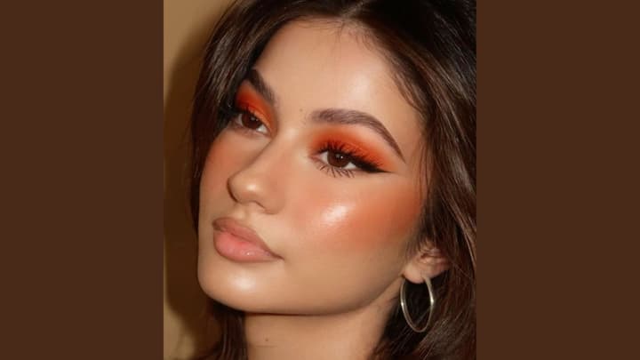 4. Sunset Eyes: Inspired by the warm tones of a sunset, this look incorporates shades of orange, pink, and gold. Start with an orange eyeshadow in the crease, blending it with a pink shade on the lids and a touch of gold in the inner corners for added sparkle. A soft cat-eye effect and fluttery lashes will complete the eye look. Keep the lips in a nude or soft peach shade for balance. This vibrant and fun look is perfect for younger attendees who want to experiment with color without losing the festive spirit. (Image source: Pinterest/ outfit girls)