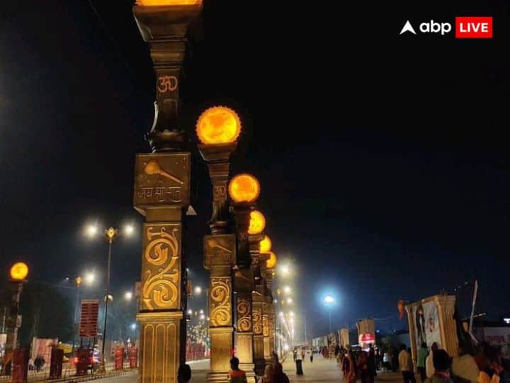 सप्तपुरियों में अयोध्या का नाम आता है. उत्तर प्रदेश में स्थित प्रभु श्री राम की जन्मस्थली अयोध्या को सप्तपुरी में गिना जाता है. सरयू नदी के तट पर स्थित इस शहर के दर्शन मोक्ष प्राप्ति के लिए जरुर करें.