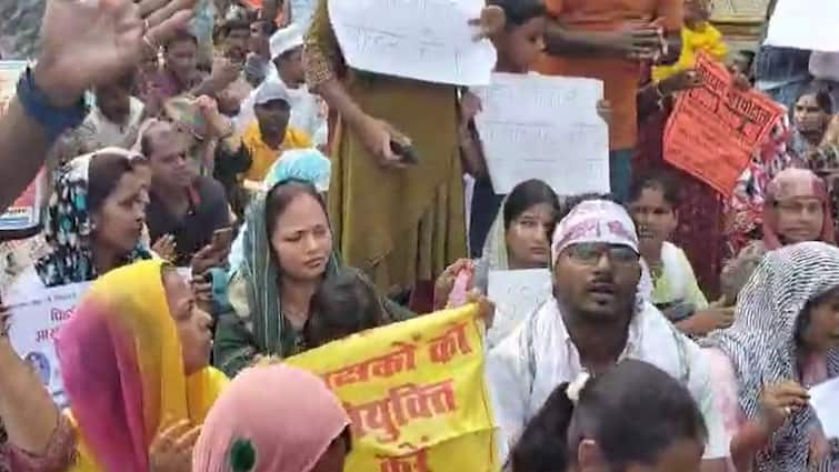 69,000 Teacher Recruitment: Protests Erupt Outside UP Deputy CM's Residence Over Delayed Merit List 69,000 Teacher Recruitment: Protests Erupt Outside UP Deputy CM's Residence Over Delayed Merit List