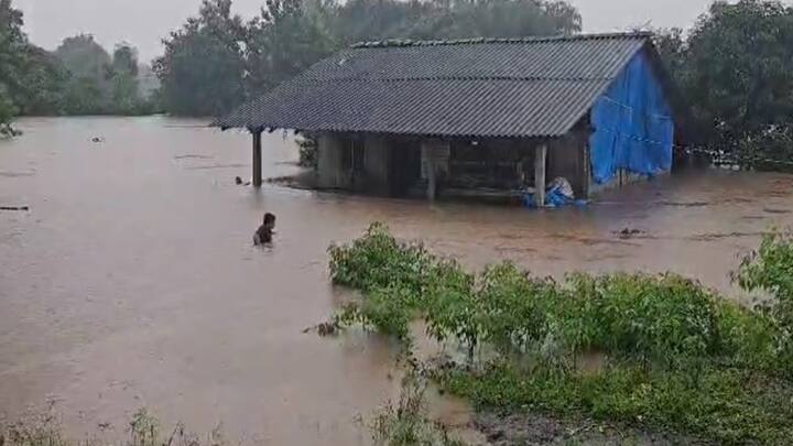 ઉપરવાસના વરસાદથી નવસારીની અંબિકા નદીની સપાટી વધી હતી. અંબિકા નદીની સપાટીમાં વધારો થતા લો લેવલ બ્રિજ પાણીમાં ગરકાવ થયો હતો. કાંઠા વિસ્તારના ગામના લોકોને સતર્ક રહેવાની સૂચના આપવામાં આવી છે.