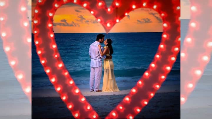 চারিদিকে বালি, তার মধ্যে গোলাপের পাপড়ি দিয়ে তৈরি হৃদয়ের চিহ্ন। সেখানে দাঁড়িয়েই তৈরি হল মোহিত করার মতো মুহূর্ত।