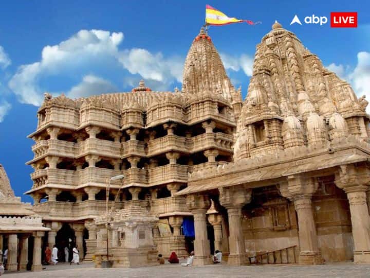 गुजरात के द्वारका को एक महत्वपूर्ण स्थान प्राप्त है. इस शहर को भी सप्तपुरी की लिस्ट में शामिल किया गया है. इस शहर में भगवान श्री कृष्ण मथुरा छोड़ने के बाद आए थे. इस शहर में श्री कृष्ण का प्रसिद्ध मंदिर द्वाकरादीश स्थित है.