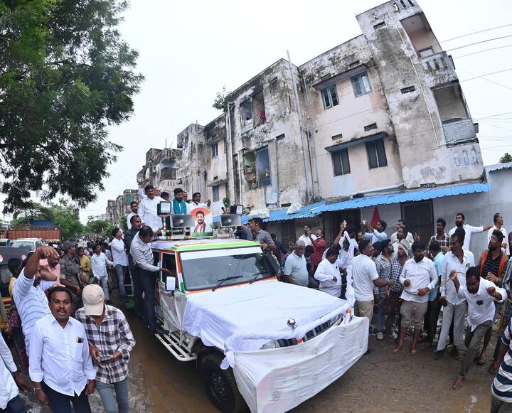 వరదల కారణంగా చనిపోయిన వారి కుటుంబాలకు 5 లక్షల ఆర్థిక సాయం, వరదల్లో చనిపోయిన పశువులు, మేకలు,గొర్రెల కు పరిహారం పెంచాలి. వరద నష్టంపైన కేంద్రానికి సమగ్ర నివేదిక ఇవ్వాలి. తక్షణమే కేంద్ర సాయం కోరుతూ లేఖ రాయాలి. జాతీయ విపత్తుగా పరిగణనలోకి తీసుకోవాలని కేంద్రాన్ని కోరుతూ లేఖ రాయాలి. ప్రభావిత జిల్లాలు ఖమ్మం, భద్రాద్రి కొత్త గూడెం, మహబూబాబాద్, సూర్యాపేట కలెక్టర్ల లకు తక్షణ సాయం కోసం ఒక్కో జిల్లాకు రూ.5 కోట్ల సాయం చేస్తున్నాం’’ అని రేవంత్ రెడ్డి ప్రకటించారు.