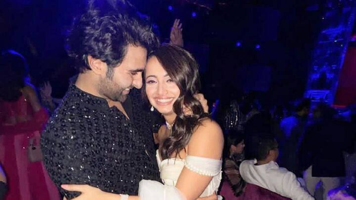 আদর ও অলেখাকে শুভেচ্ছা জানিয়েছেন তাঁদের তুতো দিদি করিনা কপূর খান ও করিশ্মা কপূর। শুভেচ্ছা জানিয়েছেন ঋদ্ধিমা কপূর, অংশুলা কপূর, রসিকা দুগল, অভিষেক বচ্চন, জিবরান খান, অমৃতা রাও, অনাইতা শ্রফ প্রমুখ তারকারা।